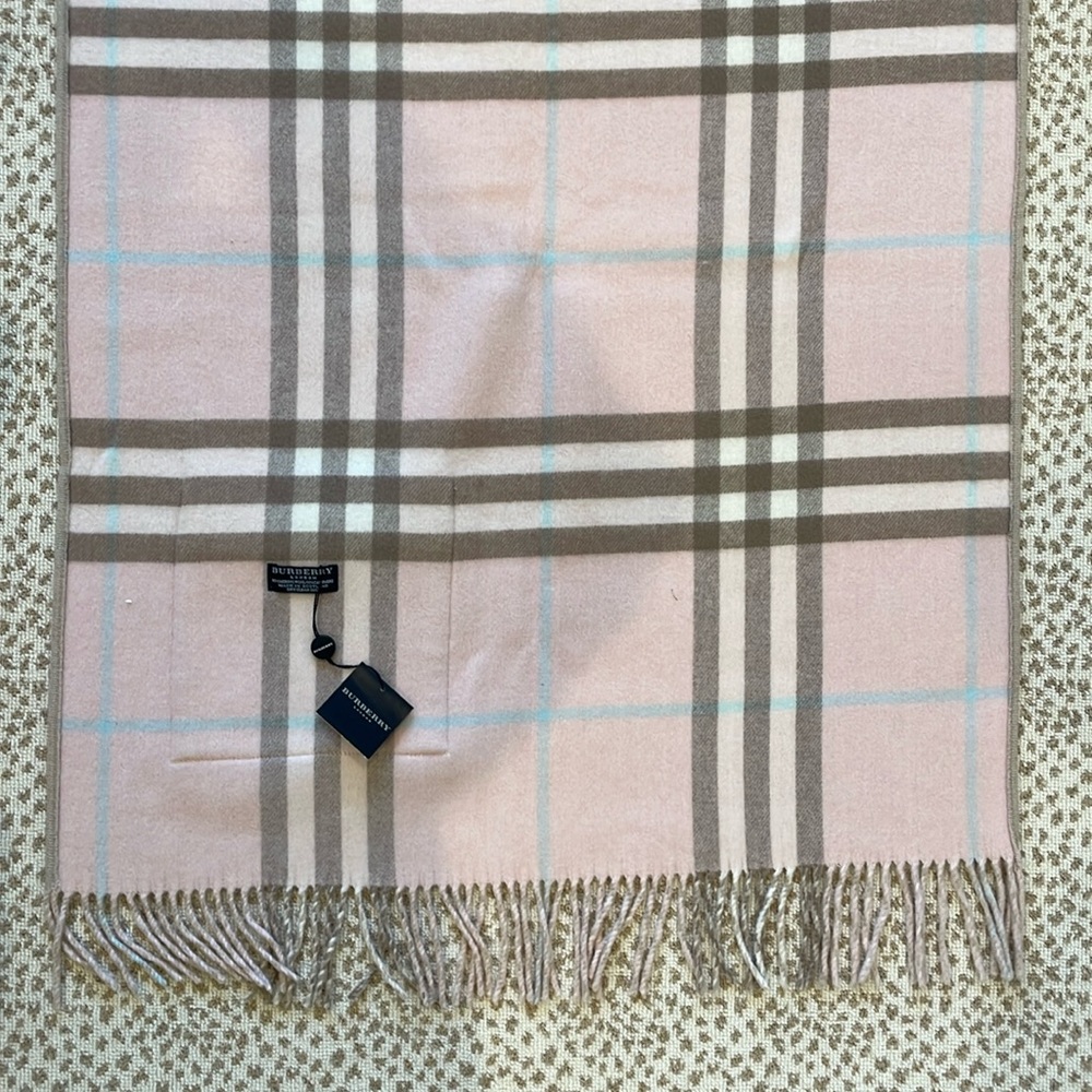 Large Burberry scarf with pockets